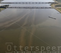 brugbruggendronegemeente moerdijkhollandsch diepluchtluchtfotoluchtopnamemoerdijkmoerdijkbrugmoerdijkbruggenriviervliegtuigwater