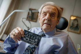 99-jarige draagt al leven lang elftalfoto