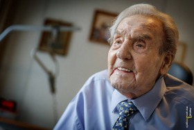 99-jarige draagt al leven lang elftalfoto