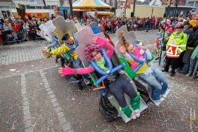 carnavaleditorialjournalistiekoptochtvaortwagenszeuvebultelaand vaart