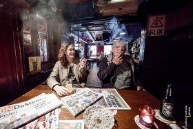 Roken in cafe de Schorre