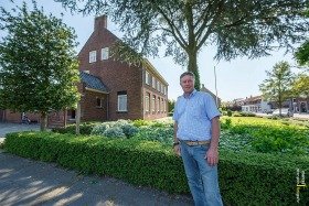 Frank-Willem Jochems voor oude pastorie