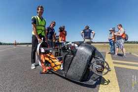 Studenten testen supersnelle ligfiets op landingsbaan