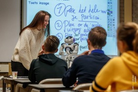 Robot geeft les op KSE