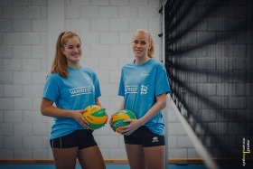 Champions-league-volleybalsters Jolijn de Haan en Demi Korevaar