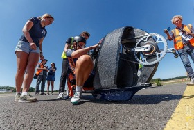 Studenten testen supersnelle ligfiets op landingsbaan