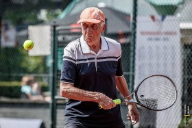 Jan Bergers tennist op zijn 81e
