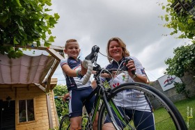 Moeder en zoon van 8 fietsen alpe dhuzes