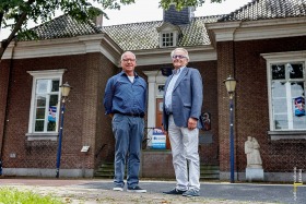 Theo van den Bosch en Dick Heil voor oude raadhuis