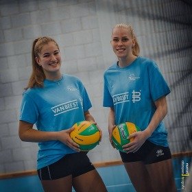 Champions-league-volleybalsters Jolijn de Haan en Demi Korevaar