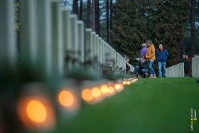 Kaarsen op militaire begraafplaats