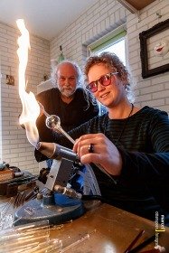 Piet Sprenkels geeft glasblazersstokje over aan dochter Floor