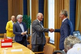 Overhandiging traject 380kv aan minister Henk Kamp