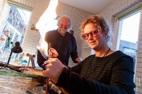 Piet Sprenkels geeft glasblazersstokje over aan dochter Floor