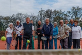 Fanatieke ouderen tennissen