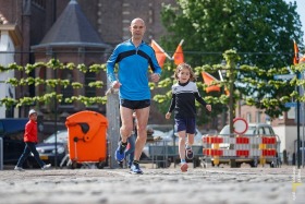 Roel van Nes en dochter Evi lopen Vlietloop