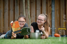 Elise en Joanieke maken Romeins kookboek