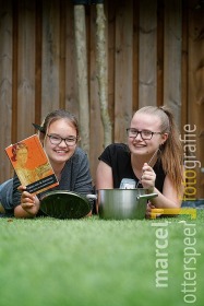 Elise en Joanieke maken Romeins kookboek