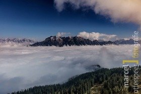 Adembenemend uitzicht boven bewolkt dal in Salzburg