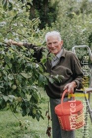 89-jarige plukt nog steeds pruimen