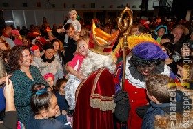 Sinterklaas bezoekt kinderen in Nieuwe Nobelaer