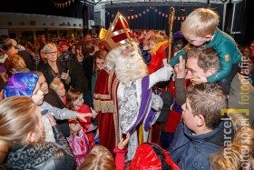 Sinterklaas bezoekt kinderen in Nieuwe Nobelaer