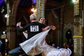 Internationale danswedstrijd in klein kerkje