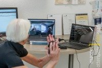 Dove fysiotherapeute geeft online behandeling met tolk