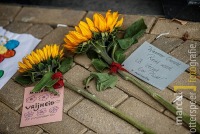 Bloemen tegen coronawet bij gemeentehuis