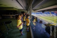 Kids krijgen rondleiding door NAC-stadion