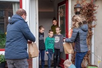 Leerkrachten Arenberg bezoeken leerlingen thuis met vitaminen