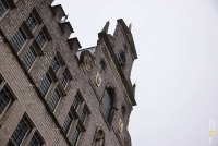 Klok stadhuis Bergen op Zoom wordt gerestaureerd