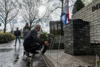Burgemeester Klijs legt krans bij monument
