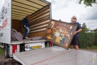 Ruud Benard en familie krijgen schilderij van hun overleden vade