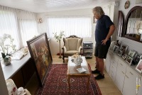 Ruud Benard en familie krijgen schilderij van hun overleden vade