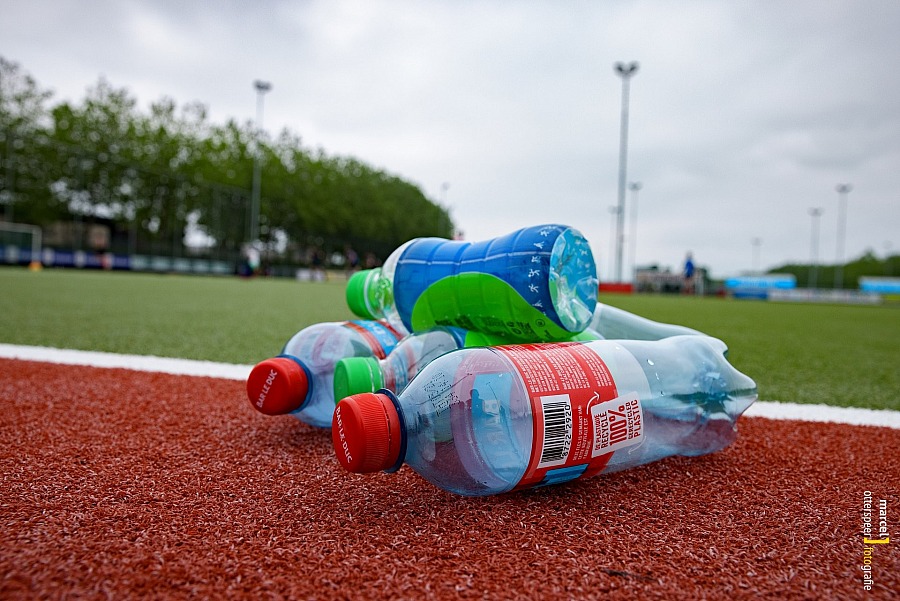 Hockeyclub zamelt statiegeld plastic flesjes in voor goed doel