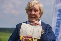 92-jarige marinevrouw maakt parachutesprong voor goed doel