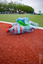 Hockeyclub zamelt statiegeld plastic flesjes in voor goed doel