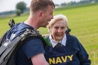 92-jarige marinevrouw maakt parachutesprong voor goed doel