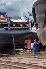 100 jaar oud vrachtschip uit Biesbosch in onderhoud