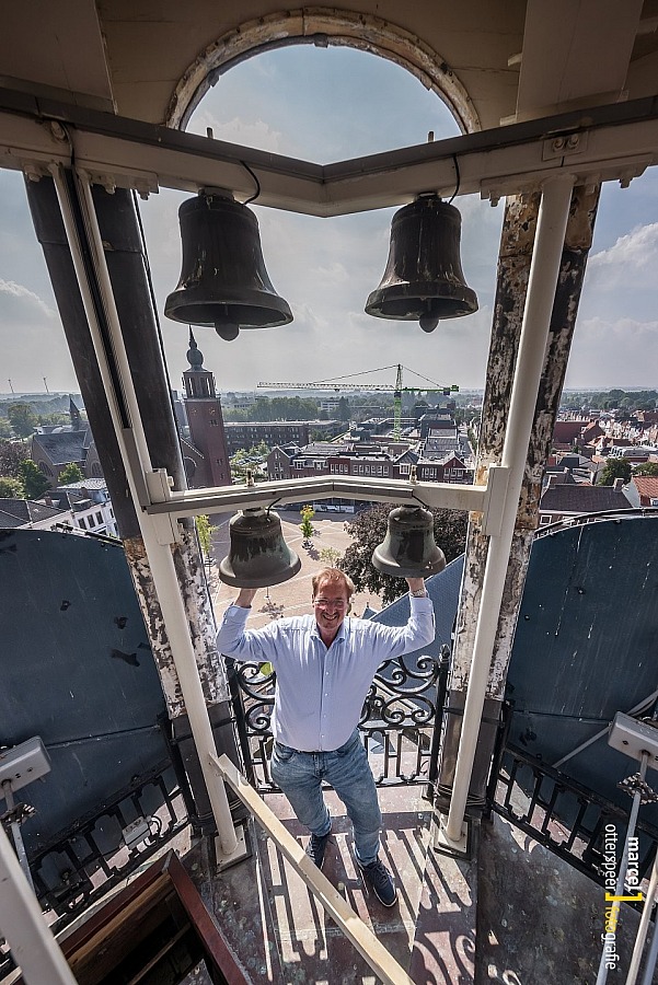 Gerrit speelt Zevenbergs Volkslied op carillon