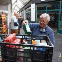 Voedselbank ontvangt goften van boodschappend publiek