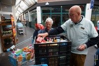 Voedselbank ontvangt goften van boodschappend publiek