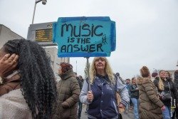 Coronaprotest met muziek