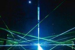Lasershow en onthulling beeld K'nijn