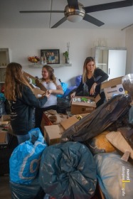 Pools gezin verzamelt spullen voor Oekraine