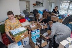 Pools gezin verzamelt spullen voor Oekraine
