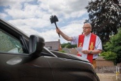 Inzegening voertuigen door pastoor