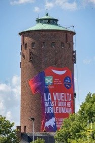 Enorm spandoek ter promotie Vuelta onthuld op watertoren