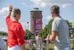 Enorm spandoek ter promotie Vuelta onthuld op watertoren